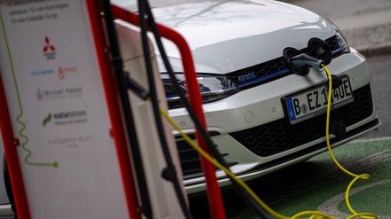 In keiner anderen deutschen Stadt gibt es so viele öffentlich zugängliche Ladepunkte für Elektro-Autos wie in Berlin.