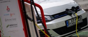 In keiner anderen deutschen Stadt gibt es so viele öffentlich zugängliche Ladepunkte für Elektro-Autos wie in Berlin.