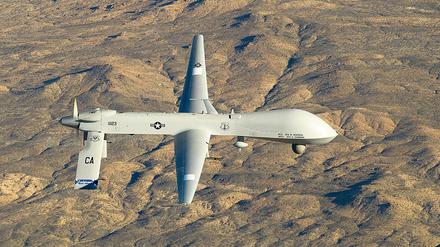 Unbemanntes Kampfgerät. Eine US-amerikanische Air Force MQ-1 Predator-Drohne über südkalifornischem Gebiet.