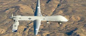 Unbemanntes Kampfgerät. Eine US-amerikanische Air Force MQ-1 Predator-Drohne über südkalifornischem Gebiet.