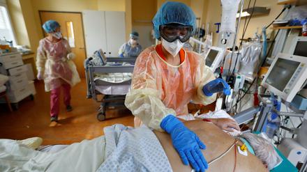 Im Klinikum Havelhöhe behandelt Krankenhauspersonal einen Covid-19-Patienten.