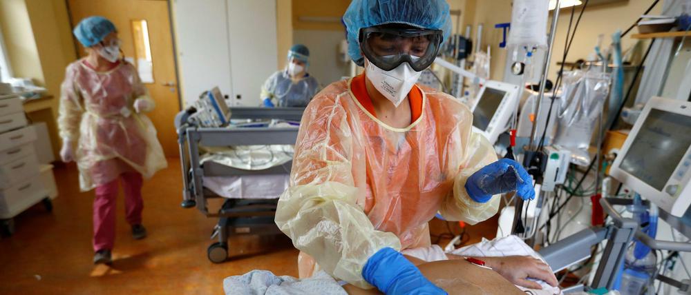 Im Klinikum Havelhöhe behandelt Krankenhauspersonal einen Covid-19-Patienten.