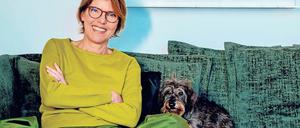 Bettina Böttinger, 64, moderiert seit 2006 die WDR-Talkshow „Kölner Treff“. Neben ihr die Dackeldame Fienchen.