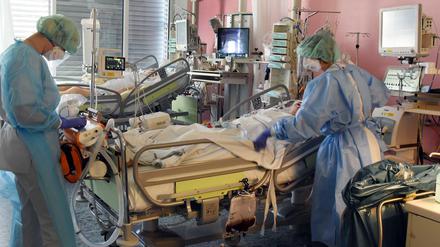 Auf der Covid-19-Station im Uni-Klinikum Leipzig wird ein Patient behandelt.