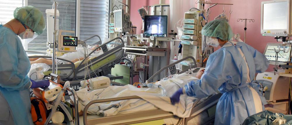 Auf der Covid-19-Station im Uni-Klinikum Leipzig wird ein Patient behandelt.