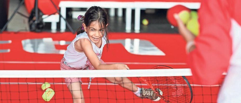Am Montag nun startet das Projekt „Tennis macht Schule“, Ein Unternehmen stellt jährlich einen zweistelligen Millionen-Euro-Betrag dafür bereit. 
