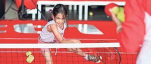 Am Montag nun startet das Projekt „Tennis macht Schule“, Ein Unternehmen stellt jährlich einen zweistelligen Millionen-Euro-Betrag dafür bereit. 