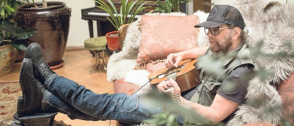 Spirituell erweckt. Daniel Lanois stammt aus einer katholischen Familie.