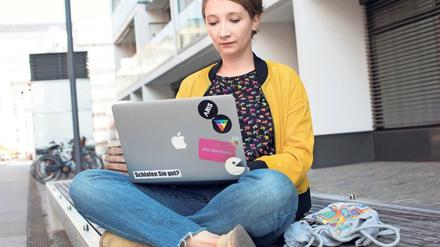 Als @dieprofessorin betreibt Judith Ackermann seit August 2020 Wissenschaftskommunikation auf TikTok. Ackermann, Jahrgang 1982, ist Forschungsprofessorin für Digitale und vernetzte Medien in der Sozialen Arbeit an der FH Potsdam.