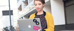 Als @dieprofessorin betreibt Judith Ackermann seit August 2020 Wissenschaftskommunikation auf TikTok. Ackermann, Jahrgang 1982, ist Forschungsprofessorin für Digitale und vernetzte Medien in der Sozialen Arbeit an der FH Potsdam.