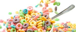 Bunt, aber ungesund: Für Werbung für zuckerhaltige Lebensmittel wie Frühstücksflocken gelten bald strengere Regeln.
