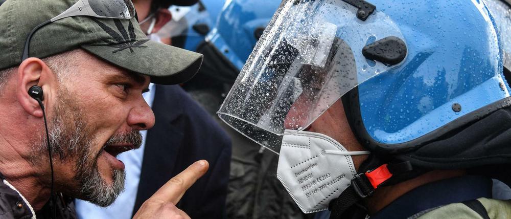 Konfrontation in Rom: Ein Demonstrant und ein Polizist bei einem Protest von Unternehmern