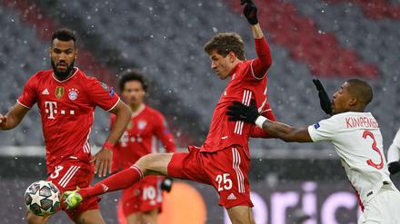 Bayern Munich&amp;apos;s German forward Thomas Mueller (C) gets to the ball ahead of Paris Saint-Germain&amp;apos;s French defender Presnel Kimpembe (R) during the UEFA Champions League quarter-final first leg football match between FC Bayern Munich and Paris Saint-Germain (PSG) in Munich, southern Germany, on April 7, 2021. (Photo by Christof STACHE / AFP)