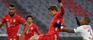 Bayern Munich&amp;apos;s German forward Thomas Mueller (C) gets to the ball ahead of Paris Saint-Germain&amp;apos;s French defender Presnel Kimpembe (R) during the UEFA Champions League quarter-final first leg football match between FC Bayern Munich and Paris Saint-Germain (PSG) in Munich, southern Germany, on April 7, 2021. (Photo by Christof STACHE / AFP)