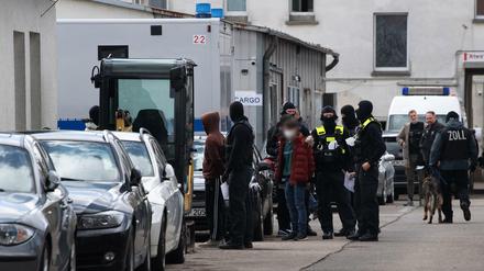 Mit einer Razzia gehen die Beamten gegen mutmaßliche, international operierende Drogenhändler vor. 