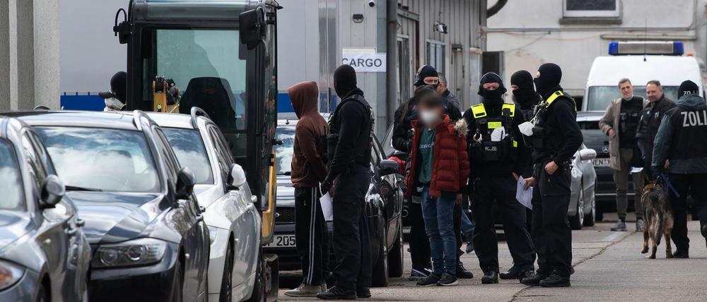 Mit einer Razzia gehen die Beamten gegen mutmaßliche, international operierende Drogenhändler vor.