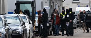Mit einer Razzia gehen die Beamten gegen mutmaßliche, international operierende Drogenhändler vor. 