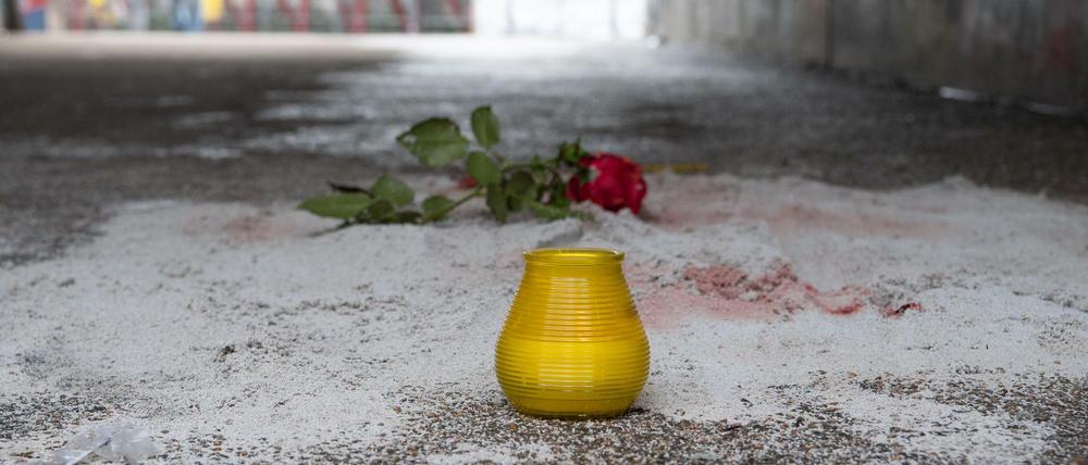 Eine Rose und eine Kerze wurden in der Unterführung zum Monbijoupark zum Gedenken an den getöteten Jungen abgelegt