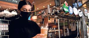 Neue Freiheiten. Monatelang waren Pubs in England geschlossen. Nun können sie wieder öffnen. 