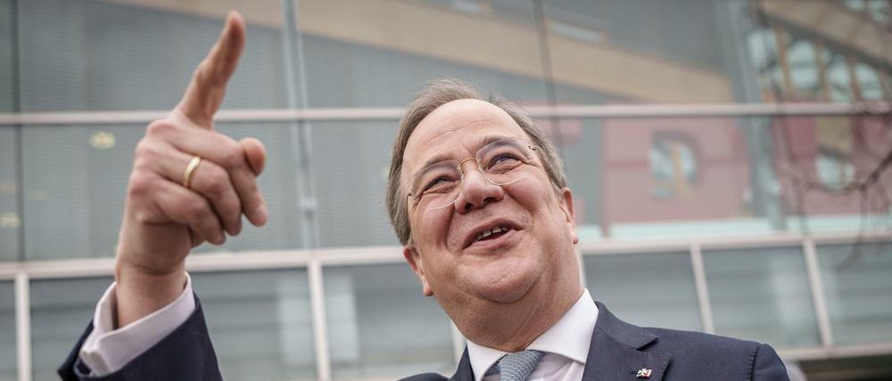 Komm ich aus Aachen, hab ich gut lachen. Armin Laschet nach den Gremiensitzungen in der CDU-Parteizentrale. 