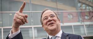 Komm ich aus Aachen, hab ich gut lachen. Armin Laschet nach den Gremiensitzungen in der CDU-Parteizentrale. 