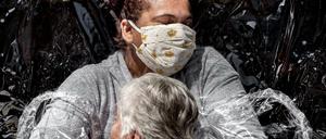 Die 85-jährige Rosa Luzia Lunardi wird von der Krankenschwester Adriana Silva da Costa Souza umarmt - die erste Umarmung, die sie seit fünf Monaten erhält. Das Bild des dänischen Fotografen Mads Nissen ist das Welt-Pressefoto des Jahres 2021.