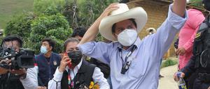Pedro Castillo, Präsidentschaftskandidat der Partei Peru Libre, winkt seinen Anhängern zu.