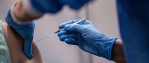 Bis zum zweiten Piks müssen Berliner, die mit den Wirkstoffen von Biontech und Moderna geimpft wurden, nun länger warten.