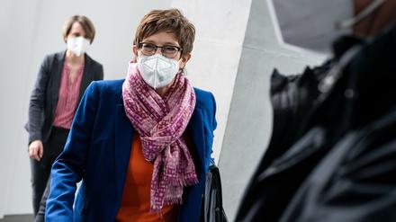 Die Ministerin auf dem Weg zur Sondersitzung des Verteidigungsausschusses zur Reform des Kommandos Spezialkräfte (KSK) der Bundeswehr.