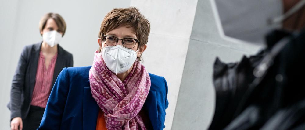 Die Ministerin auf dem Weg zur Sondersitzung des Verteidigungsausschusses zur Reform des Kommandos Spezialkräfte (KSK) der Bundeswehr.
