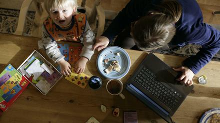 Konzentriert arbeiten und parallel ein oder mehrere Kleinkinder betreuen? Eigentlich nicht möglich.