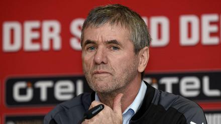 Friedhelm Funkel soll den 1.FC Köln vor dem Abstieg bewahren.