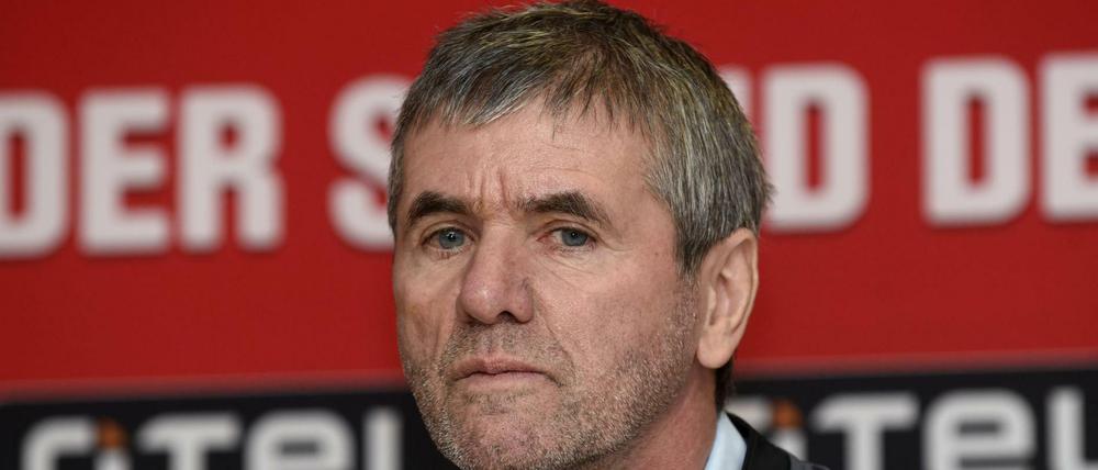 Friedhelm Funkel soll den 1.FC Köln vor dem Abstieg bewahren.