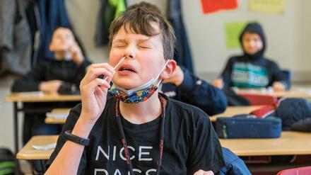 Selbsttests in Schulen - wie hier zu sehen in Sachsen-Anhalt – beginnen an diesem Montag auch in Berlin.