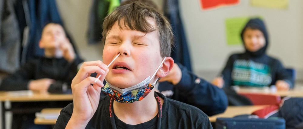 Selbsttests in Schulen - wie hier zu sehen in Sachsen-Anhalt – beginnen an diesem Montag auch in Berlin.
