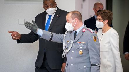 Da geht es lang für den Gast aus den USA: Pentagon-Chef Lloyd Austin (links) mit Helfer und Gastgeberin Annegret Kramp-Karrenbauer (CDU).
