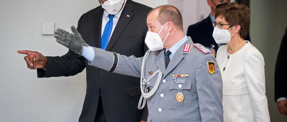 Da geht es lang für den Gast aus den USA: Pentagon-Chef Lloyd Austin (links) mit Helfer und Gastgeberin Annegret Kramp-Karrenbauer (CDU).