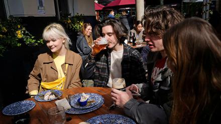 Ein Pub in London hat seinen Außenbereich wieder geöffnet.