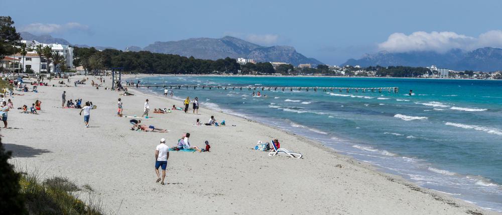 Hoffen auf den Sommer. Urlaub - wie hier auf Mallorca - soll ab der kommenden Saison durch ein EU-Impfzertifikat erleichtert werden.