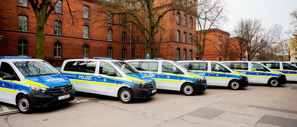 Die Berliner Polizei erneuert ihren Fuhrpark mit 51 neuen Kleinbussen.