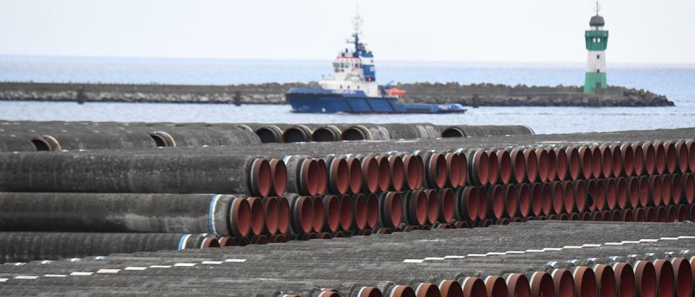Im Hafen Mukran auf Rügen lagern Röhren für die letzten fehlenden Kilometer der Erdgaspipeline.