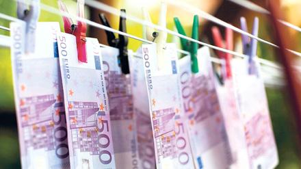 Wie verhindern, dass durch Geldwäsche Terror finanziert wird? Mit dem Transparenzregister, sagt die Bundesregierung - doch für Vereine ist es ein "Bürokratiemonster".
