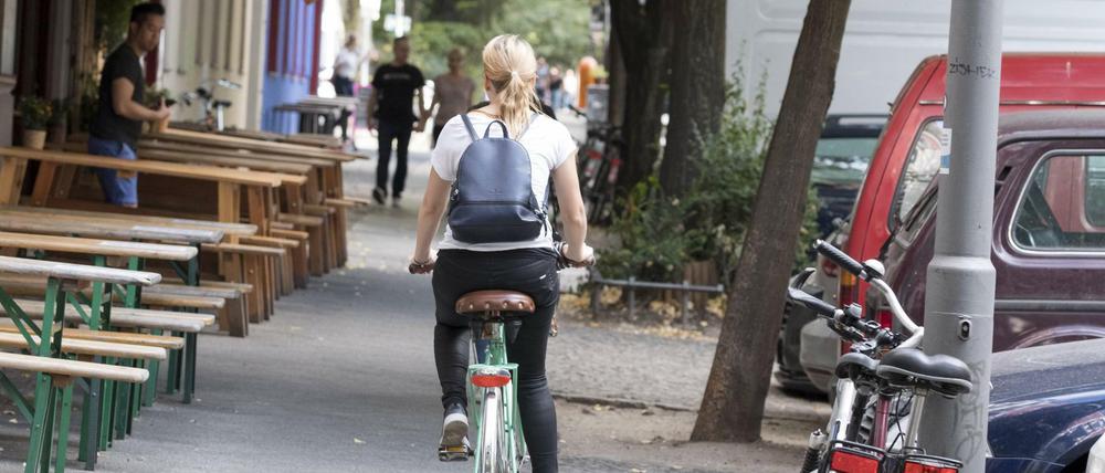 Wer auf dem Gehweg Rad fährt muss zahlen. Die dem Sammelfonds zur Verfügung stehenden Summen sind in den vergangenen Jahren moderat gewachsen.