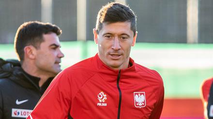 Der Bayern-Torjäger Robert Lewandowski hat das Lauftraining wieder aufgenommen.
