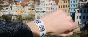 Das Modell in Tübingen schreibt flächendeckende Schnelltests vor, im Gegenzug gibt es für Teilnehmer gewisse Freiheiten. Die wissenschaftlichen Erhebungen würden für diese Form von Öffnung sprechen, heißt es.