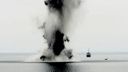 Immer wieder müssen Minen aus dem Weltkrieg gesprengt werden - mit erheblichen Umweltschäden. 