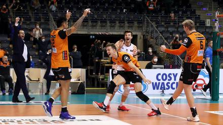 Die BR Volleys jubeln über die vergangenen zwei Siege gegen den VfB Friedrichshafen.