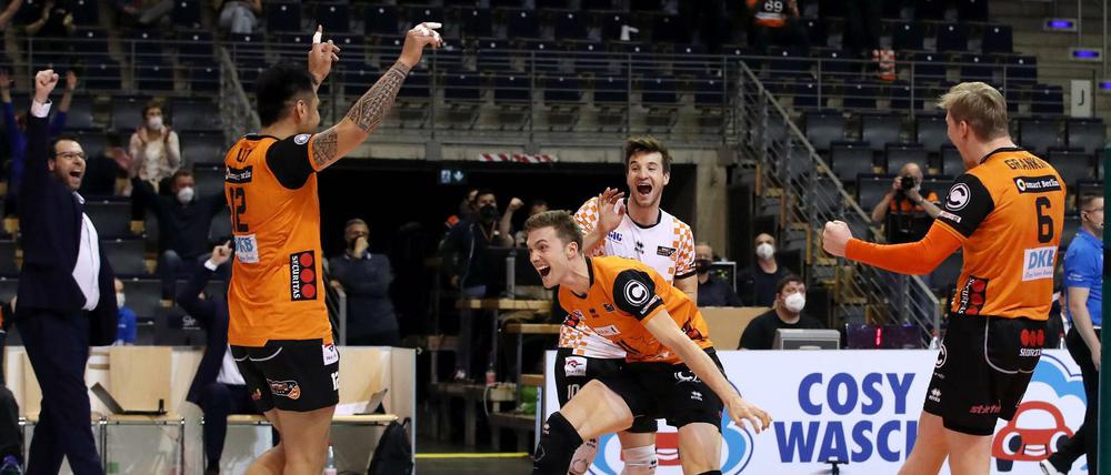 Die BR Volleys jubeln über die vergangenen zwei Siege gegen den VfB Friedrichshafen.