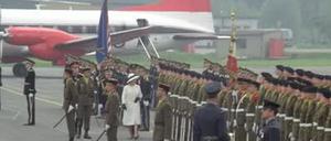 Queen Elizabeth beim Empfang mit militärischen Ehren auf dem Flughafen Gatow in Berlin-Spandau.