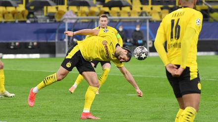 Aus kurzer Distanz köpft sich Nationalspieler Emre Can auf den Unterarm.
